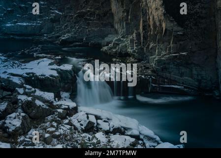 Kulgam, India. 10th Jan, 2023. Una lunga esposizione di cascata parzialmente congelata di Aharbal durante una fredda giornata nuvolosa a Kulgam. Le acque del fiume Veshu, creano una delle cascate più maestose conosciute come le cascate di Aharbal o Niagara del Kashmir. Le cascate hanno un ambiente panoramico composto da fitte foreste di abeti, situato a sud di Srinagar. E' una delle migliori destinazioni turistiche nella Valle del Kashmir. (Foto di Idrees Abbas/SOPA Images/Sipa USA) Credit: Sipa USA/Alamy Live News Foto Stock