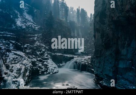 Kulgam, India. 10th Jan, 2023. Una lunga esposizione di cascata parzialmente congelata di Aharbal durante una fredda giornata nuvolosa a Kulgam. Le acque del fiume Veshu, creano una delle cascate più maestose conosciute come le cascate di Aharbal o Niagara del Kashmir. Le cascate hanno un ambiente panoramico composto da fitte foreste di abeti, situato a sud di Srinagar. E' una delle migliori destinazioni turistiche nella Valle del Kashmir. (Foto di Idrees Abbas/SOPA Images/Sipa USA) Credit: Sipa USA/Alamy Live News Foto Stock