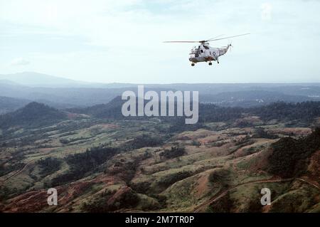 Vista lato sinistro aria-aria di un elicottero Navy SH-3G Sea King della flotta Composite Squadron Five. Paese: Filippine (PHL) Foto Stock