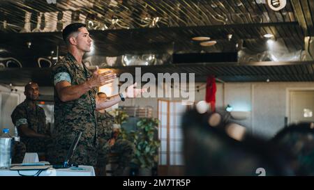 STATI UNITI David Noble, comandante della compagnia con 3D Marine Littoral Regiment Communications Company, 3D Marine Division, commenta durante una discussione di educazione militare professionale alla base del corpo dei Marine Hawaii, 13 maggio 2022. Vari comunicatori, sparsi in tutta l'isola di Oahu, si sono riuniti per discutere la direzione dell'innovazione nel campo delle comunicazioni professionali e il suo ruolo in tutto il corpo Marino. Foto Stock