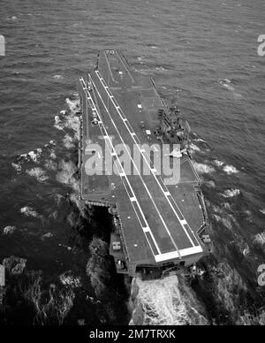 Una vista a poppa della portaerei nucleare USS CARL VINSON (CVN-70) in corso. Paese: Oceano Atlantico (AOC) Foto Stock