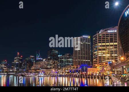 Sydney, Australia - 16 aprile 2022: Darling Harbour pieno di persone viste verso King Street Wharf prima dei fuochi d'artificio di notte Foto Stock