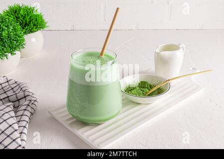 Vista frontale di un bicchiere con una deliziosa bevanda salutare. Il tè matta latte biologico è un'alternativa al caffè del mattino. maxitmum di nutrients Foto Stock