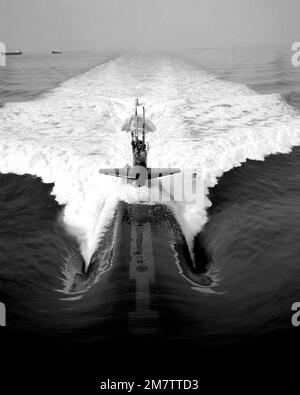 Una vista aerea a prua del sottomarino d'attacco nucleare USS ATLANTA (SSN-712) in corso. Base: Hampton Roads, Norfolk Stato: Virginia (VA) Nazione: Stati Uniti d'America (USA) Foto Stock