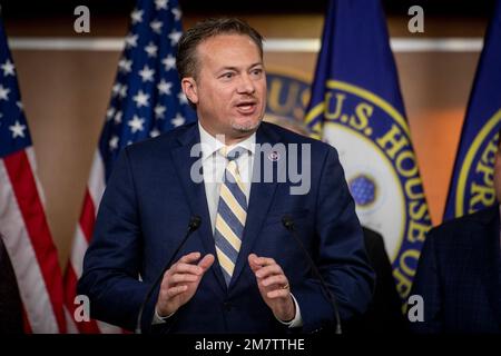 Washington, DC, USA, martedì 10 gennaio 2023. Il Rappresentante degli Stati Uniti Michael Cloud (Repubblicano del Texas) offre osservazioni durante una conferenza stampa al Campidoglio degli Stati Uniti a Washington, DC, USA, martedì 10 gennaio, 2023. Foto di Rod Lamkey/CNP/ABACAPRESS.COM Foto Stock