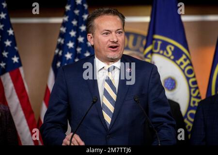Washington, DC, USA, martedì 10 gennaio 2023. Il Rappresentante degli Stati Uniti Michael Cloud (Repubblicano del Texas) offre osservazioni durante una conferenza stampa al Campidoglio degli Stati Uniti a Washington, DC, USA, martedì 10 gennaio, 2023. Foto di Rod Lamkey/CNP/ABACAPRESS.COM Foto Stock