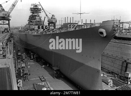 Una vista di prua a dritta della nave da guerra NEW JERSEY (BB-62), mentre si trova in dry dock, è stata rimontata e modernizzata per il ritorno al servizio attivo rimessa in funzione all'inizio del 1983. La nave è in bacino di carenaggio dal novembre 1981. La rimessa in servizio sarà la quarta volta dalla costruzione della nave nel 1942. Base: Long Beach Naval Shipyard Stato: California (CA) Paese: Stati Uniti d'America (USA) Foto Stock