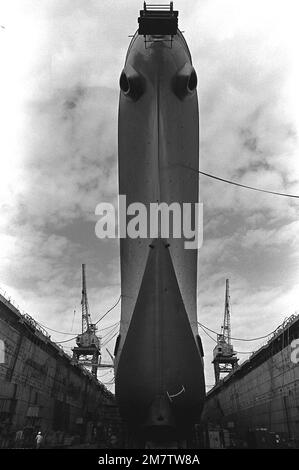 Una vista dal sonar dome alla parte anteriore della prua della corazzata NEW JERSEY (BB-62). Dal novembre 1981 la nave si trova in un bacino di carenaggio per essere rimontata e rimodernata per il ritorno in servizio attivo e per essere rimessa in servizio all'inizio del 1983. La rimessa in funzione della nave sarà la quarta volta dalla sua costruzione nel 1942. Base: Long Beach Naval Shipyard Stato: California (CA) Paese: Stati Uniti d'America (USA) Foto Stock