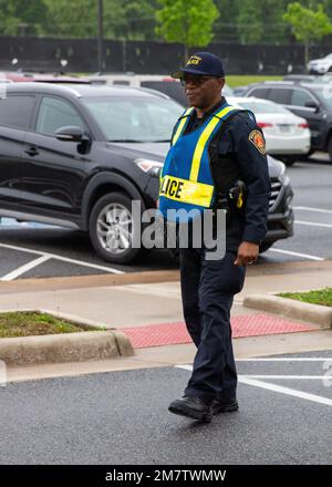 Reginald Miller, responsabile delle risorse scolastiche, Crossroads Elementary e Quantico Middle High School, interagisce con gli studenti della scuola di sorveglianza della sicurezza studentesca presso la Crossroads Elementary School on Marine Corps base Quantico, Virginia, 13 maggio 2022. La pattuglia di sicurezza della scuola accoglie gli studenti a scuola al mattino, garantisce che gli studenti stiano utilizzando crosswalks e che entrino a scuola in modo sicuro. Foto Stock