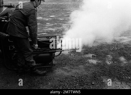 SSGT Clifford Hoffman, 164th Smoke Generator Detachment, regola un generatore di fumo M-3A3 dopo averlo acceso. Base: Fort Lewis Stato: Washington (WA) Nazione: Stati Uniti d'America (USA) Foto Stock