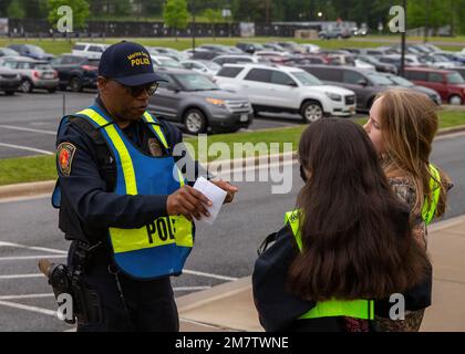 Reginald Miller, responsabile delle risorse scolastiche, Crossroads Elementary e Quantico Middle High School, interagisce con gli studenti della scuola di sorveglianza della sicurezza studentesca presso la Crossroads Elementary School on Marine Corps base Quantico, Virginia, 13 maggio 2022. La pattuglia di sicurezza della scuola accoglie gli studenti a scuola al mattino, garantisce che gli studenti stiano utilizzando crosswalks e che entrino a scuola in modo sicuro. Foto Stock