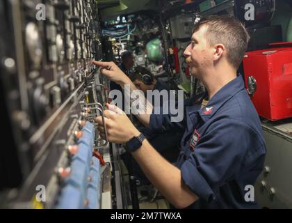 OCEANO PACIFICO – il compagno di classe 1st di Torpedoman Adam McManus, assegnato al sottomarino ad attacco rapido di classe Los Angeles USS Annapolis (SSN 760), effettua la manutenzione su un pannello di controllo a tubo di siluro a bordo di Annapolis, maggio 7. Annapolis sta conducendo operazioni marittime nell'area delle operazioni della flotta degli Stati Uniti 7th per mantenere un Indo-Pacific sicuro e aperto. Foto Stock