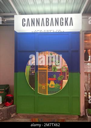 Bangkok, Thailandia. 08th Jan, 2023. Ingresso a un negozio di cannabis nel quartiere di Silom. Da quando il governo thailandese ha sorprendentemente legalizzato la cannabis nel giugno 2022, il paese è diventato la nuova mecca per gli appassionati di marijuana da tutto il mondo. Ora il Ministero della Salute ha rilasciato una guida per i turisti. Si intende spiegare ai vacanzieri della Thailandia ciò che è permesso e ciò che rimane illegale. (A dpa ''Guida Cannabis' per i turisti: Come la Thailandia divenne un paradiso per gli stoner') Credit: Carola Frentzen/dpa/Alamy Live News Foto Stock