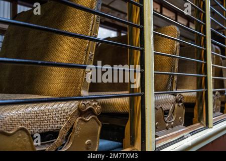 sedili in canna di zucchero sul trolley che potrebbero essere invertiti a seconda della direzione del trolley e delle preferenze dei passeggeri Foto Stock