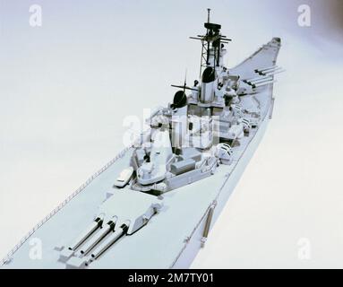 Vista dall'alto della sezione di prua di un modello della corazzata USS New Jersey (BB-62). Paese: Sconosciuto Foto Stock