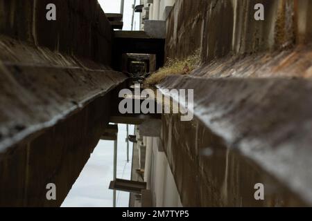 immagini a basso angolo del sistema di drenaggio urbano. Foto Stock