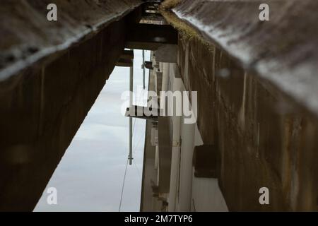 immagini a basso angolo del sistema di drenaggio urbano. Foto Stock