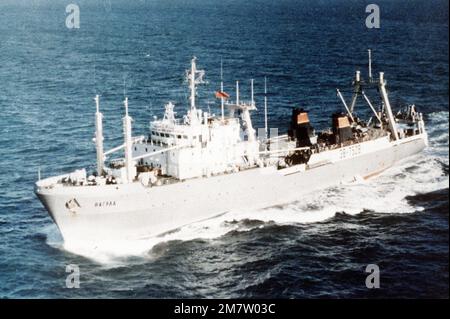 Una vista di prua del porto di un peschereccio sovietico con reti da traino. Paese: Sconosciuto Foto Stock