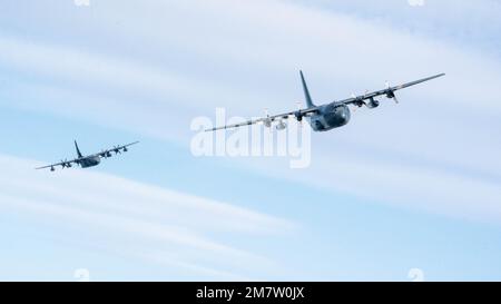 Un C-130H Hercules assegnato al 40° Squadrone della Royal New Zealand Air Force, a destra, e un US Air Force MC-130J Commando II assegnato alla 353rd Special Operations Wing, a sinistra, vola in una formazione dissimile sull'Isola del Sud della Nuova Zelanda come parte dell'esercizio Teak Net 22, 13 maggio 2022. Nel corso del TN22, gli equipaggi aerei USAF e RNZAF hanno pianificato e volato voli bilaterali per la formazione per capire meglio come interagire insieme. Foto Stock