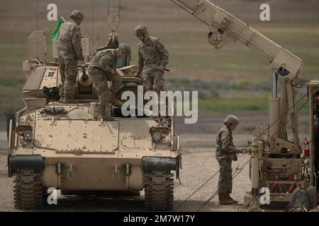 Soldiers from Charlie Company, 2-116th Combined Arms Battaglione lavoro per preparare i loro veicoli Bradley Fighting per le qualifiche di gunnery. Idaho Army National Guard Soldates from the 2-116th Combined Arms Battaglione in the field per la formazione annuale e la preparazione finale per lo spiegamento a sostegno dell'operazione Spartan Shield. Foto Stock