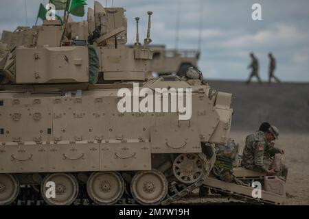 Soldiers from Charlie Company, 2-116th Combined Arms Battaglione lavoro per preparare i loro veicoli Bradley Fighting per le qualifiche di gunnery. Idaho Army National Guard Soldates from the 2-116th Combined Arms Battaglione in the field per la formazione annuale e la preparazione finale per lo spiegamento a sostegno dell'operazione Spartan Shield. Foto Stock