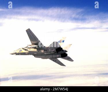 Vista di un aereo F-14A Tomcat con missili aria-aria avanzati di media portata (AMRAAM) sotto la sua ala, in volo sul Pacific Missile Test Center. Base: Naval Air Station, Point Mugu Stato: California (CA) Paese: Stati Uniti d'America (USA) Foto Stock