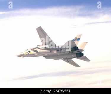 Vista di un aereo F-14A Tomcat con missili aria-aria avanzati di media portata (AMRAAM) sotto la sua ala, in volo sul Pacific Missile Test Center. Base: Naval Air Station, Point Mugu Stato: California (CA) Paese: Stati Uniti d'America (USA) Foto Stock