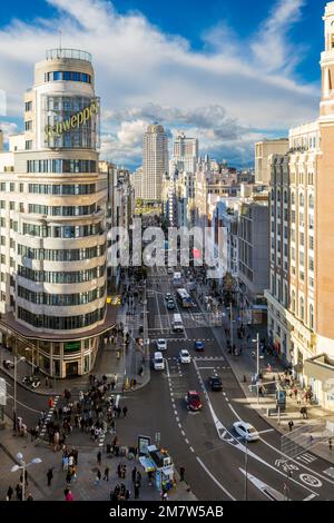 Gran Via e skyline della città, Madrid, Spagna Foto Stock