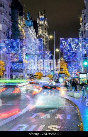 Vista notturna della Gran Via adornata con luci di Natale, Madrid Spagna Foto Stock