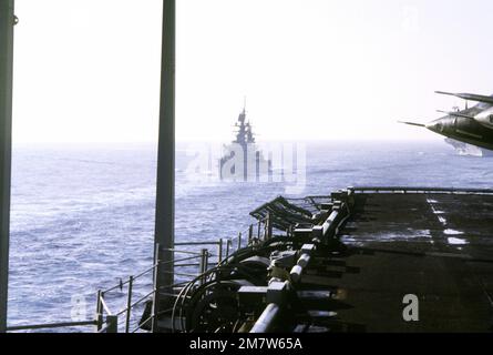 Una vista di prua del porto dell'incrociatore missilistico guidato USS BELKNAP (CG-26) preso dalla nave d'assalto anfibio USS NASSAU (LHA-4). Base: MCA, Cherry Point Stato: North Carolina (NC) Paese: Stati Uniti d'America (USA) Foto Stock