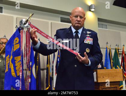 Thomas Grabowski, comandante della guardia nazionale dell'aria della Georgia, ha posto con un premio di eccellenza organizzativa dell'aeronautica che ha aggiunto recentemente alla sede centrale, GA. ANG guidon 14 maggio 2022 durante una cerimonia speciale presso il Clay National Guard Center di Marietta, GA. Il Dipartimento dell'Aeronautica ha assegnato all'organizzazione un servizio eccezionalmente meritorio tra gli anni 2019-20. Foto Stock