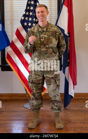 Diversi Airmen con il 157th Air Operations Group hanno ricevuto i loro premi e promozioni annuali durante Drill, il 14 maggio 2022, alla Jefferson Barracks Air National Guard base, St. Louis, Missouri. Il Colonnello Christopher J. Blaney, comandante del gruppo di operazioni aeree 157th, ha distribuito i premi e le monete di promozione. Foto Stock