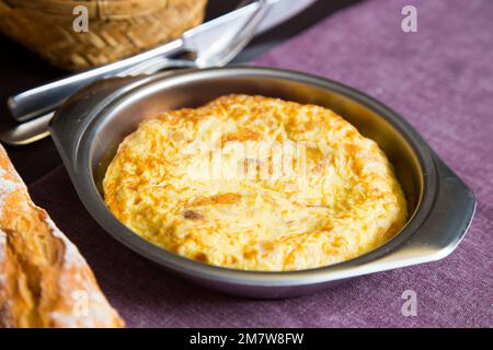 La frittata di patate, o frittata spagnola, è un'omelette o un'omelette alla quale vengono aggiunte le patate tritate. Foto Stock