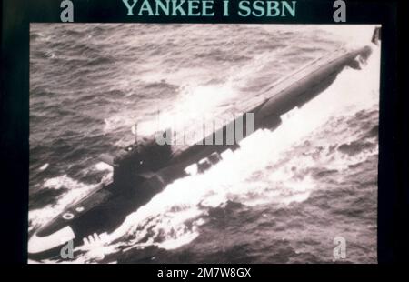 Una vista aerea di prua del porto di un sottomarino missilistico balistico sovietico di classe Yankee I. in corso. Paese: Sconosciuto Foto Stock