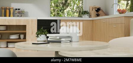 Moderno tavolino da caffè in marmo bianco con decor e spazio copia nella moderna cucina scandinava. rappresentazione 3d, illustrazione 3d Foto Stock