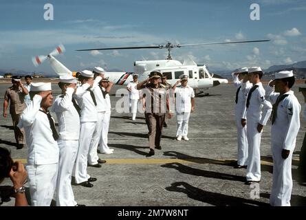 STATI UNITI Il personale della Marina sta all'attenzione come GEN F.C. dell'esercito filippino Ver arriva per salutare il Segretario della Difesa Caspar W. Weinberger. Base: Naval Air Station Nazione: Filippine (PHL) Foto Stock