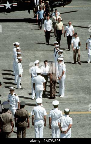 Esercito filippino GEN F.C. Ver accoglie il Segretario della Difesa Caspar W. Weinberger presso Arthur W. Radford Field per una visita. Base: Naval Air Station Nazione: Filippine (PHL) Foto Stock