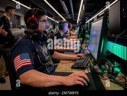 220514-N-WF272-1124 PHILADELPHIA (14 MAGGIO 2022) USA Navy Electronics Technician 2nd Class Manuel Bolanos, nativo di McAllen, Texas, assegnato alla squadra degli eSport della Marina, Goats & Glory, gioca una simpatica schermaglia Valorant durante il Torneo Valorant $5K LAN, parte di un Navy Promotional Day (NPD) Philadelphia, 14 maggio 2022. Goats & Glory è dedicato a raggiungere e coinvolgere i membri della comunità di gioco, mostrando la vita e le opportunità disponibili nella Marina militare. Lo scopo di un NPD è quello di costruire e sostenere reti strategiche con scuole superiori, università e college, e di promuovere Foto Stock