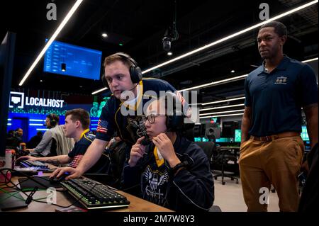 220514-N-WF272-1063 PHILADELPHIA (14 MAGGIO 2022) USA Aaron Jones, di sinistra, nativo di o’Fallon, Ill., E Sonar Technician (Surface) 2nd Class Angelica Javier, nativo di Plainfield, Ill., entrambi assegnati al team eports della Marina, Goats & Glory, trasmettono in streaming un'azione di gioco Valorant Skirmish al Navy Twitch dell'America durante il Valorant $5K LAN Tournament, parte di un Navy Promotional Day (NPD) Philadelphia, 14 maggio 2022. Goats & Glory è dedicato a raggiungere e coinvolgere i membri della comunità di gioco, mostrando la vita e le opportunità disponibili nella Marina militare. Lo scopo di un NPD è quello di bui Foto Stock