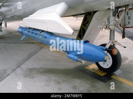 Una vista di un pod di guerra elettronica (jammer) installato su un aereo Skywarrior A-3, presso il Pacific Missile Test Center. Base: Naval Air Station, Point Mugu Stato: California (CA) Paese: Stati Uniti d'America (USA) Foto Stock