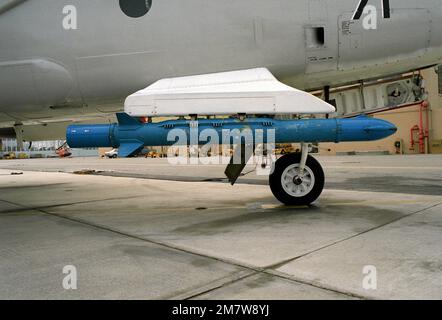 Una vista di un pod di guerra elettronica (jammer) installato su un aereo Skywarrior A-3, presso il Pacific Missile Test Center. Base: Naval Air Station, Point Mugu Stato: California (CA) Paese: Stati Uniti d'America (USA) Foto Stock