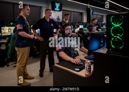 220514-N-WF272-1122 PHILADELPHIA (14 maggio 2022) CMdR. Todd Winn, centro, nativo di Aurora, Colom., comandante del Navy Talent Acquisition Group Philadelphia, osserva un gioco di Valornat giocato dalla squadra degli eSport della Marina, Goats & Glory, durante il Valorant $5K LAN Tournament, parte di un Navy Promotional Day (NPD) Philadelphia, 14 maggio 2022. Goats & Glory è dedicato a raggiungere e coinvolgere i membri della comunità di gioco, mostrando la vita e le opportunità disponibili nella Marina militare. Lo scopo di un NPD è quello di costruire e sostenere reti strategiche con le scuole superiori, le università e. Foto Stock