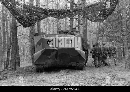 Un veicolo di comando cingolato anfibio marino LVTC-7 che fa parte del Combined Arms Operation (CAO 1-82), è in corso di mimetizzazione con una rete, alberi tagliati e rami. I Marines che partecipano sono una succursale. I Marines partecipanti fanno parte della Brigata anfibia marina del 6th. Base: Fort Pickett Stato: Virginia (VA) Nazione: Stati Uniti d'America (USA) Foto Stock