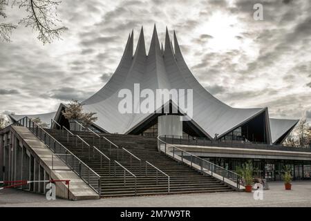 Berlino, Germania - 6 aprile 2017: Esterno del nuovo edificio di Tempodrom nel centro della città Foto Stock