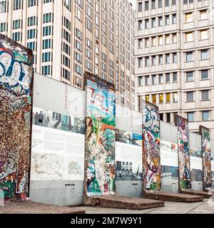 Berlino, Germania - 6 aprile 2017: Resti del muro di Berlino in suqare chiamato Postmader platz Foto Stock
