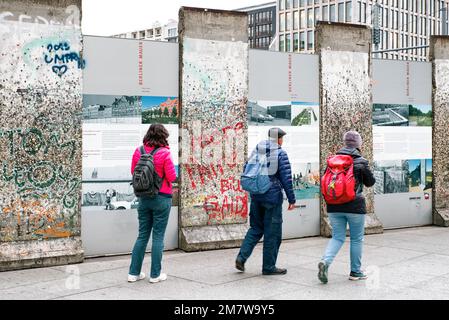 Berlino, Germania - 6 aprile 2017: Resti del muro di Berlino in suqare chiamato Postmader platz Foto Stock
