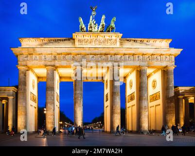 Berlino, Germania - 6 aprile 2017: Turisti di fronte alla porta di Brandeburgo nella città di Berlino in Germania Foto Stock
