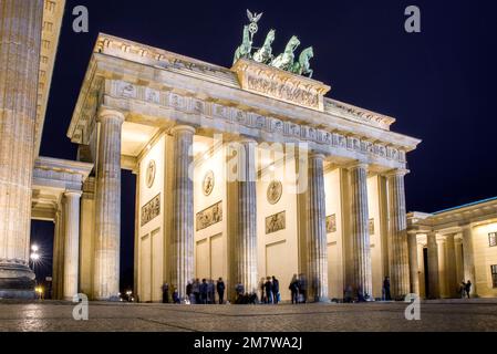 Berlino, Germania - 6 aprile 2017: Turisti di fronte alla porta di Brandeburgo nella città di Berlino in Germania Foto Stock