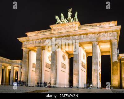 Berlino, Germania - 6 aprile 2017: Turisti di fronte alla porta di Brandeburgo nella città di Berlino in Germania Foto Stock