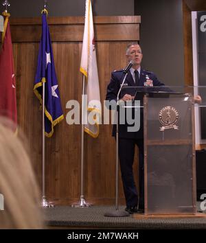 Rich Neely, l'Adjutante Generale dell'Illinois e Comandante della Guardia Nazionale dell'Illinois, parla durante la doppia cerimonia di pensionamento per il col. Craig Holan, che comandò la Brigata di miglioramento di manovra del 404th e si ritirò dopo quasi 40 anni di servizio e il col. Nick Johnson, Che comandò la Brigata del comando della truppa del 65th e servì per 32 anni. La doppia cerimonia di pensionamento si è tenuta il 14 maggio presso l'Accademia militare dell'Illinois a Camp Lincoln a Springfield, Illinois. Foto Stock